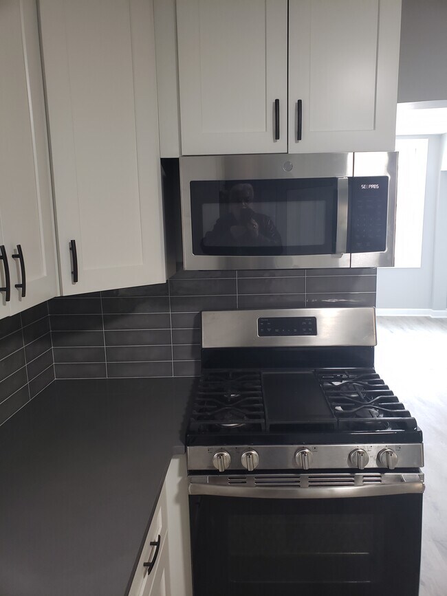 Range & microwave - 3703 S Lowe Ave