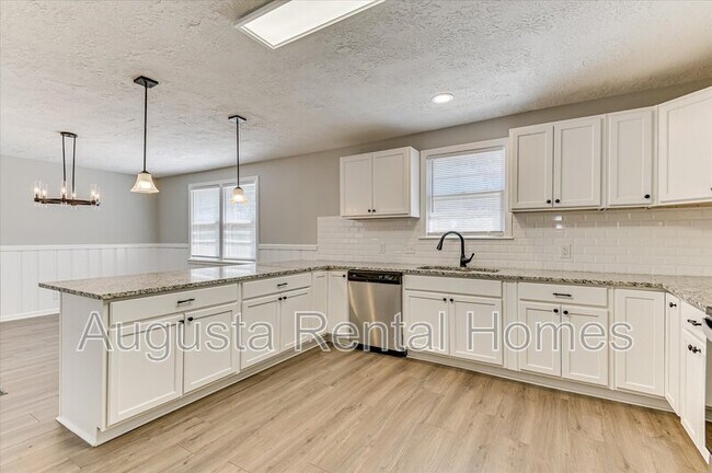 Building Photo - 3210 York Dr