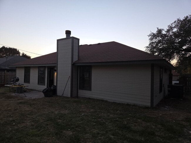 Building Photo - Beautifully Remodeled 4 Bedroom + Office H...