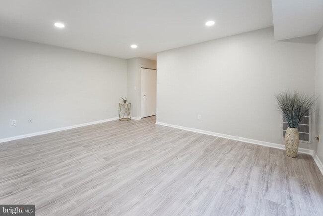 Building Photo - 1521 Colonial Dr