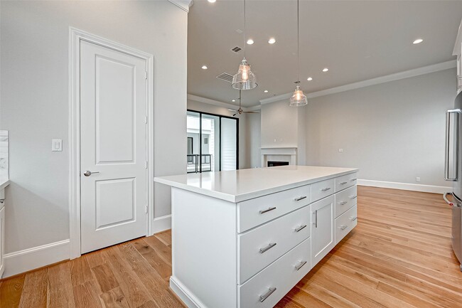 Building Photo - 2234 Lou Ellen Ln