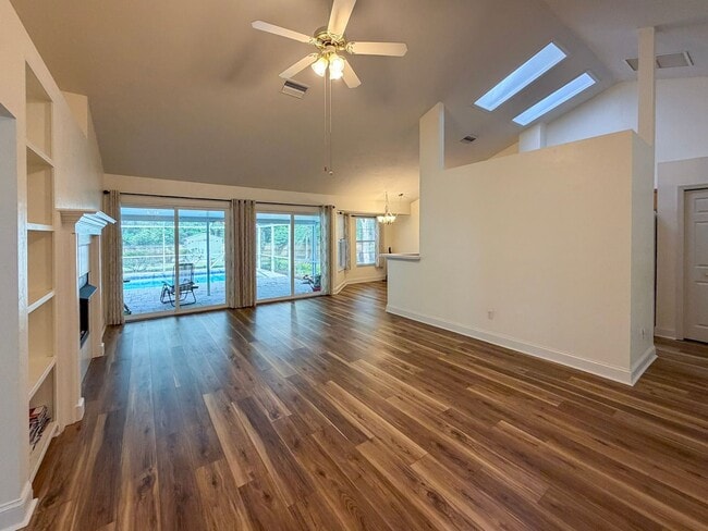 Building Photo - 4BR/2BA POOL home in NW Gainesville!