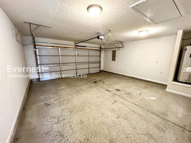 Building Photo - 4 Bed, 2 Bath Home with Fenced Yard & Garage / Pet-Friendly / Coming Soon!