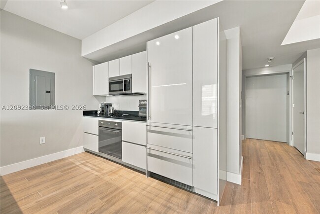 Building Photo - 1010 Brickell Ave