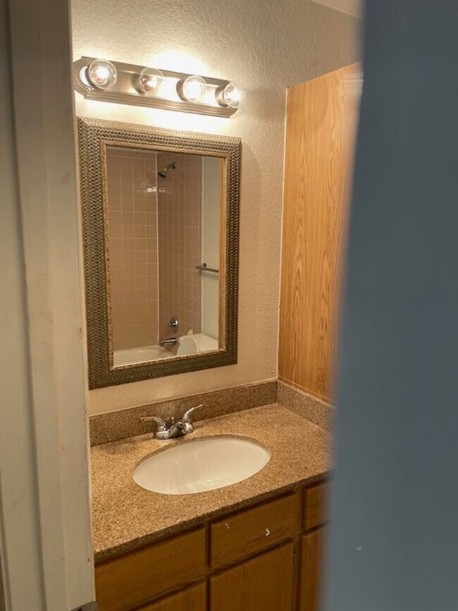 Building Photo - Lexington Place - 1134