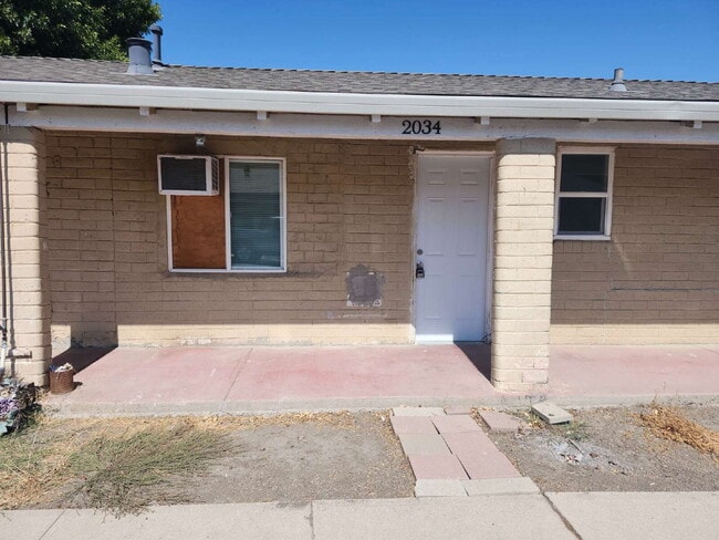 Building Photo - 1 bedroom 1 bath available in Dos Palos, CA.