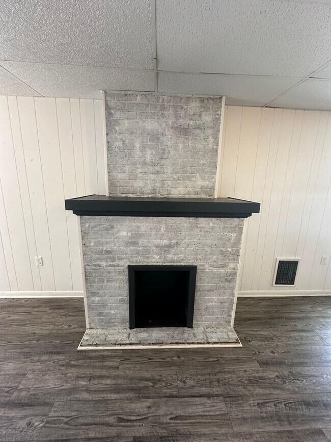 Building Photo - 1047 W Poplar St