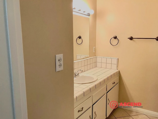 Building Photo - Lovely Home in Northeast Bakersfield!