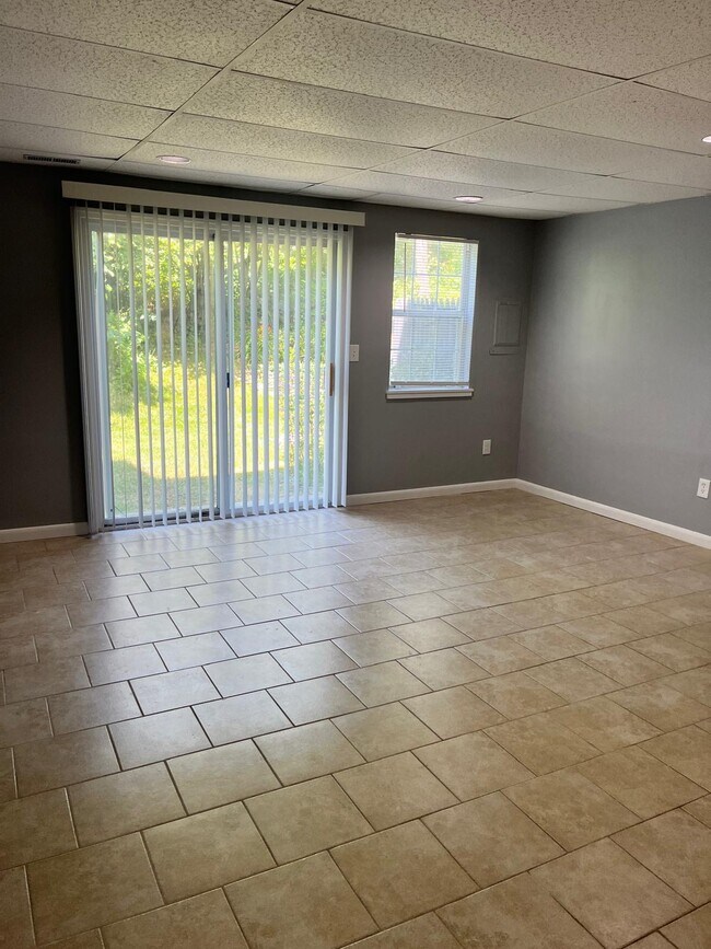 Building Photo - 121 E Gate Ln