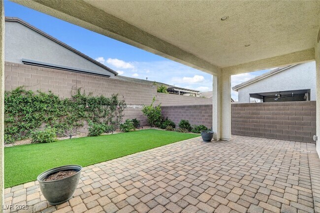 Building Photo - 3395 Stone View Ave