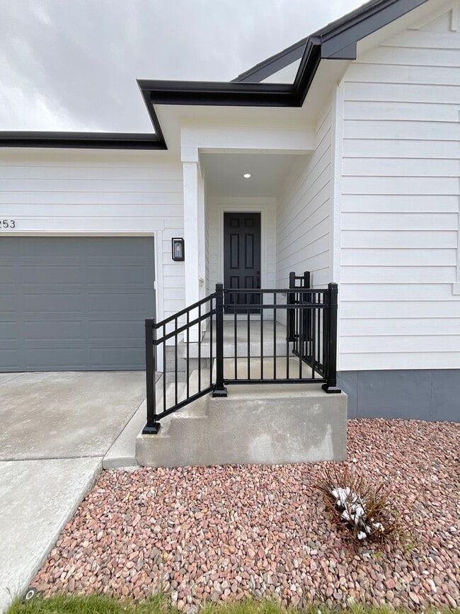 Building Photo - 3 Bedroom Home Available Near N Powers Blvd & Dublin Blvd!