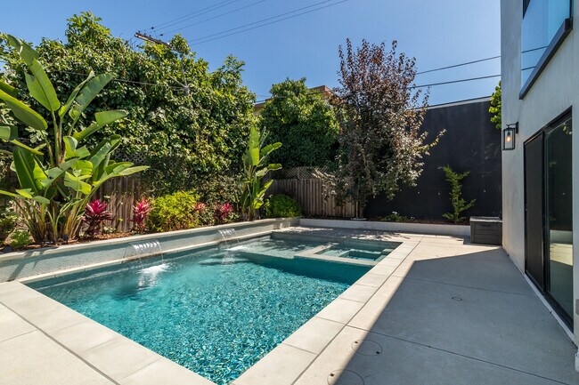 Building Photo - 1444 Stearns Dr