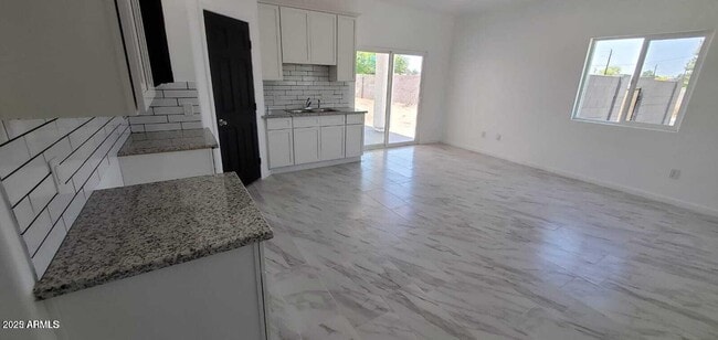 Building Photo - 545 W Ocotillo St
