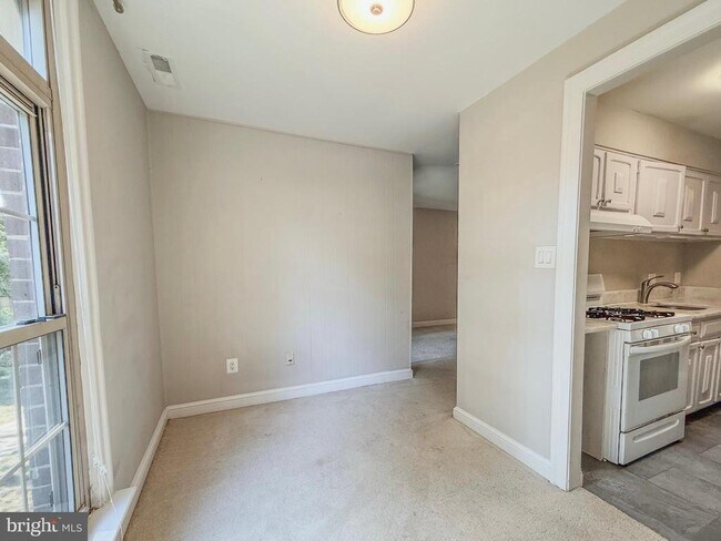Building Photo - 3330 Woodburn Village Dr