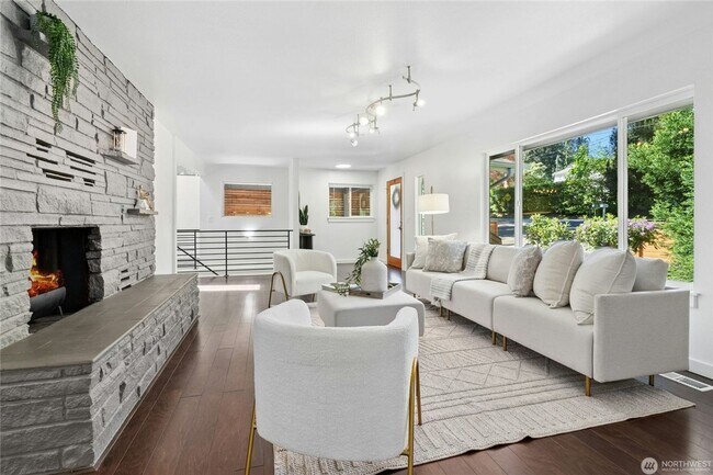 Building Photo - Spacious Richmond Highlands Retreat with Modern Updates & Flexible Living