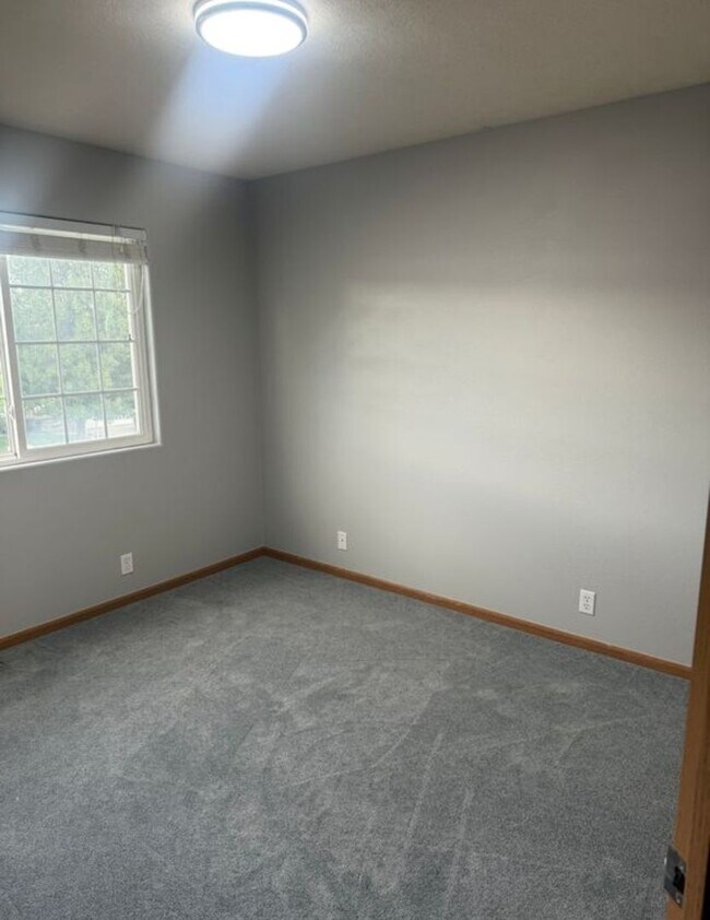 Building Photo - Spacious Elkhorn Three Bedroom!