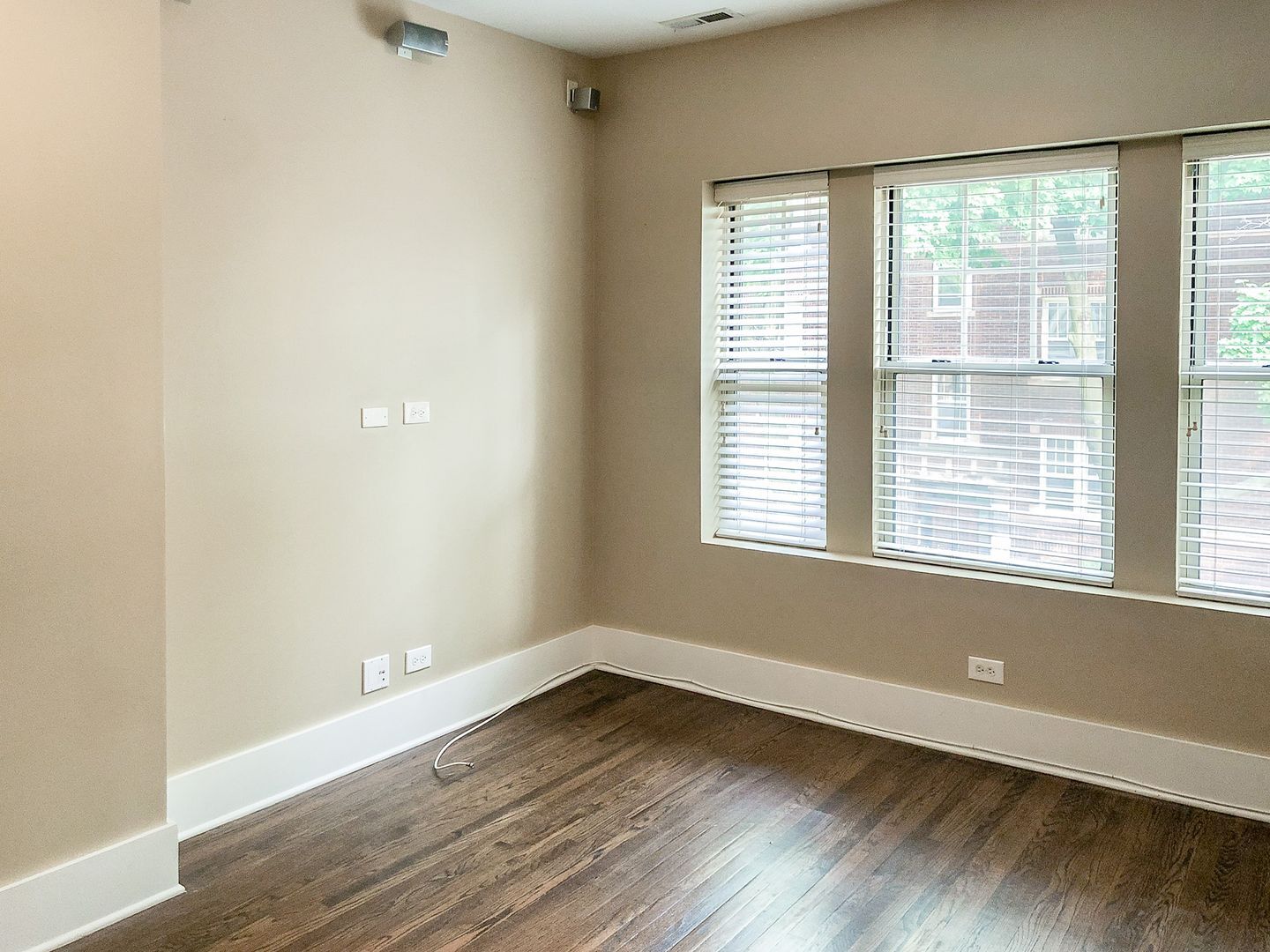 Building Photo - 1847 W Cornelia Ave