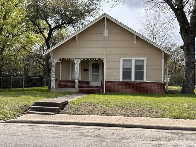 Primary Photo - 2501 Monroe St