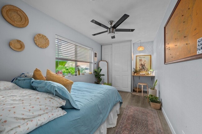 Building Photo - Large backyard - no back house!