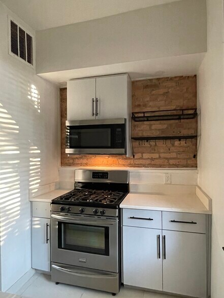 Building Photo - 7114 S Drexel Ave