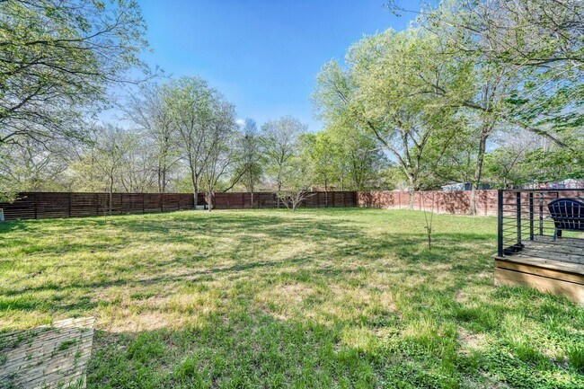 Building Photo - 5001 Canella Dr