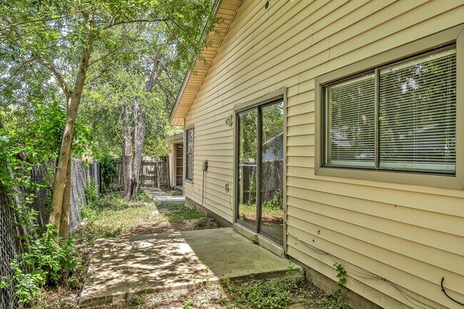 Building Photo - 1325 Bayou Dr