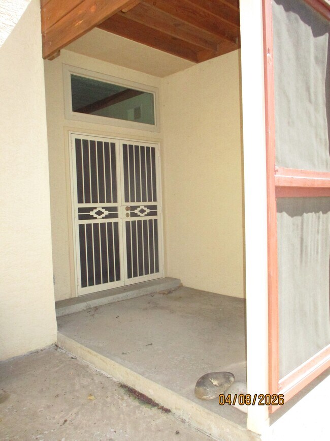 Building Photo - 10409 Camino Del Oso NE