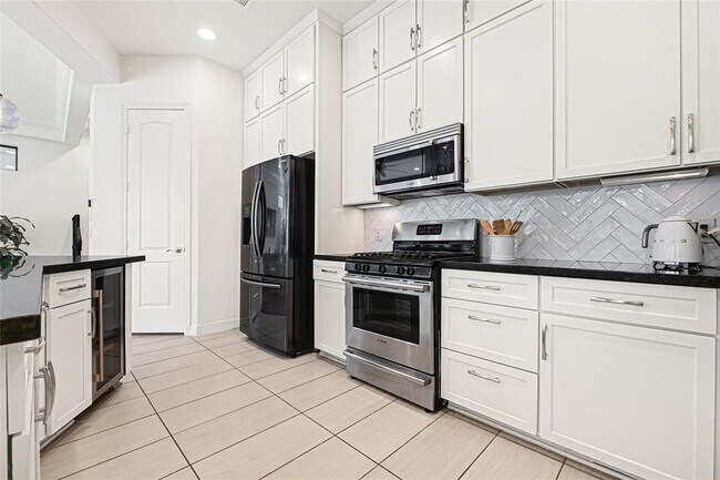 Building Photo - 1531 Woodbend Park S