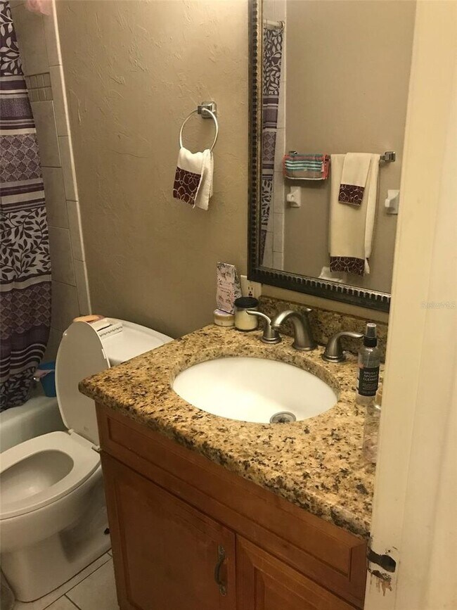 Building Photo - Cozy 4 bedroom end unit | Pet friendly!! | Central Sarasota near downtown and beaches