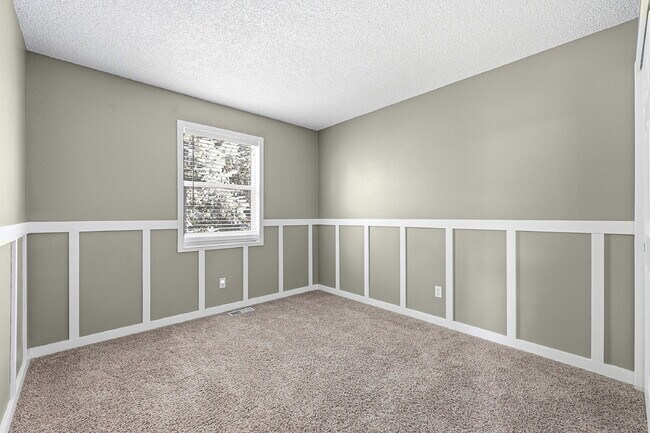 Building Photo - $2,595.95-4 Bed/ 3 Bath-Charming home in Colorado Springs with Central AC