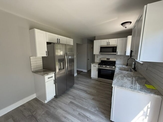 Building Photo - 2 bedroom 1.5 bathroom townhouse - Availab...