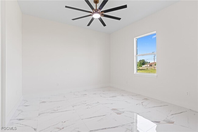 Building Photo - 428 Petite Ave