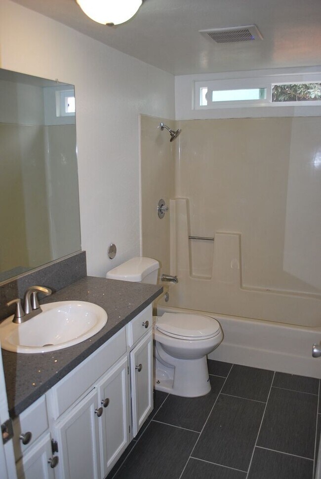 Building Photo - 822