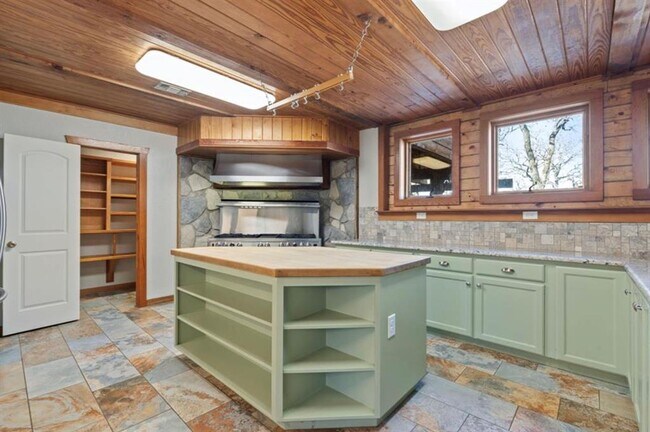 Building Photo - 180 Bradley Ln