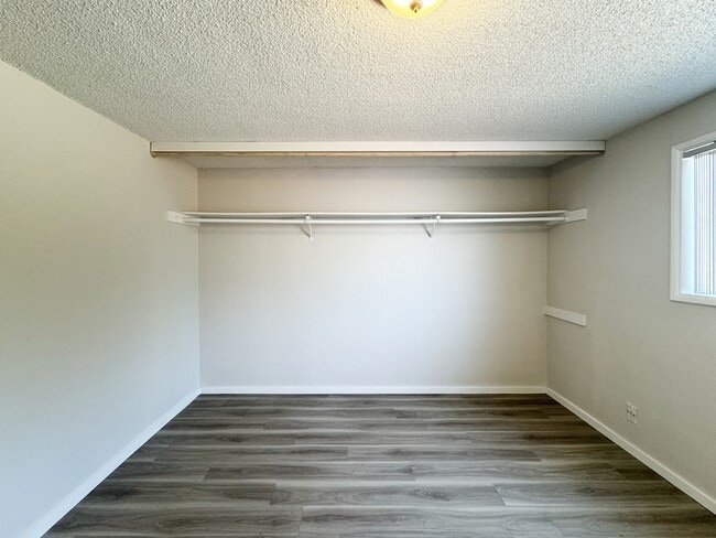 Building Photo - 1115 W 6th Ave