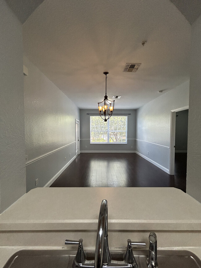 Building Photo - Spacious 2/2 Condo in Gated Orlando Commun...