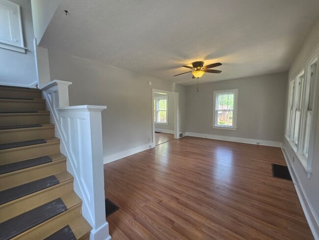 Building Photo - Kent 3 bedroom 1 bath Single Family Home