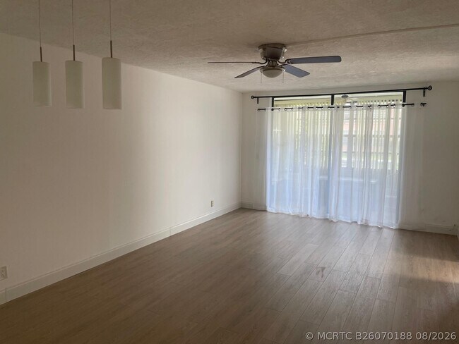 Building Photo - 2851 Somerset Dr