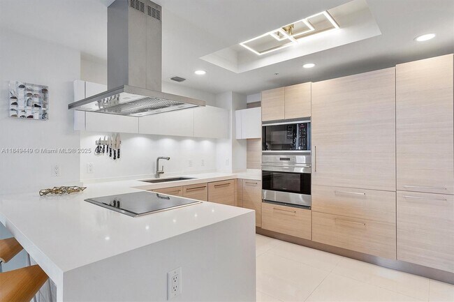 Building Photo - 17301 Biscayne Blvd
