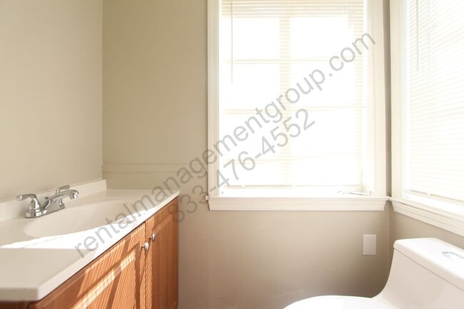 Building Photo - 3 Bedroom, 1.5 Bath! New on the Market and...