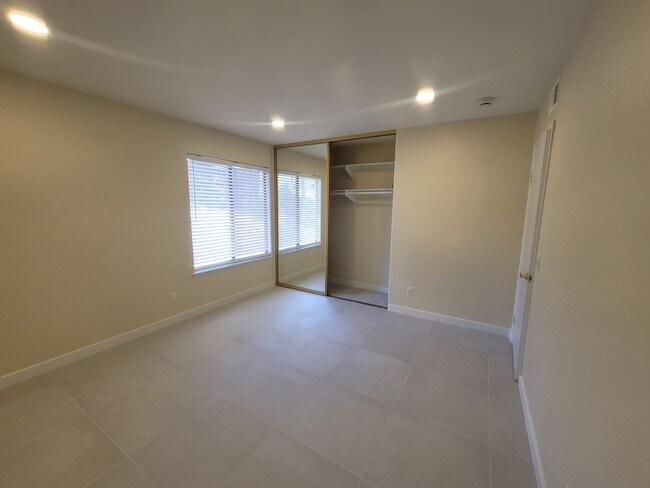 Building Photo - 462 Avenida Adobe