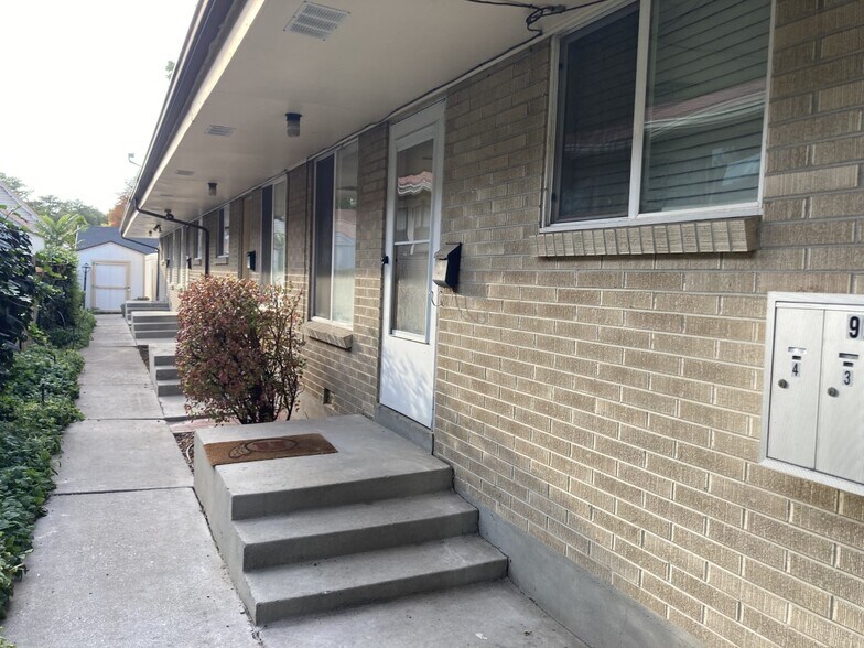 Front entrance - 922 S Lake St