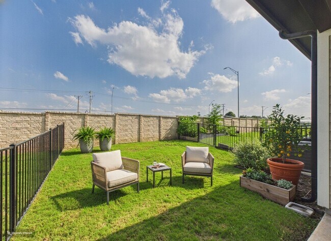 Building Photo - Great Townhouse with private yard