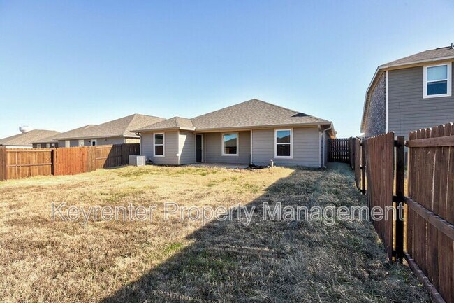 Building Photo - 1612 Maroon Dr