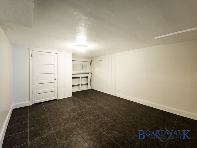 Building Photo - Spacious 4-Bed Home with Basement & Covered Patio