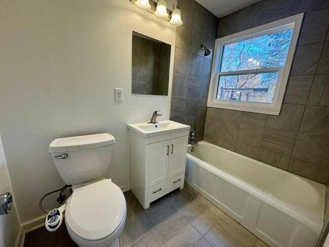 Building Photo - UPDATED 3 bed, 2 1/2 bath in central Lincoln