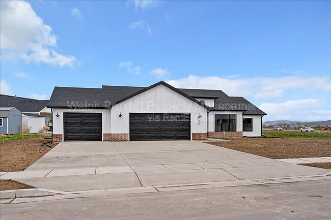 Building Photo - 837 E 3rd N