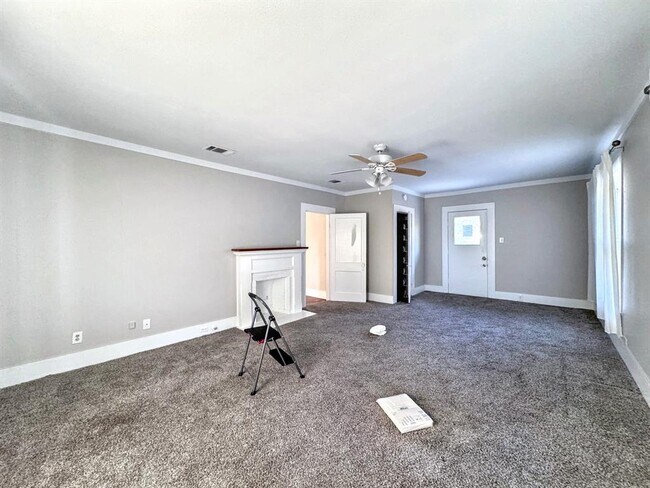 Building Photo - 410 Burleson St