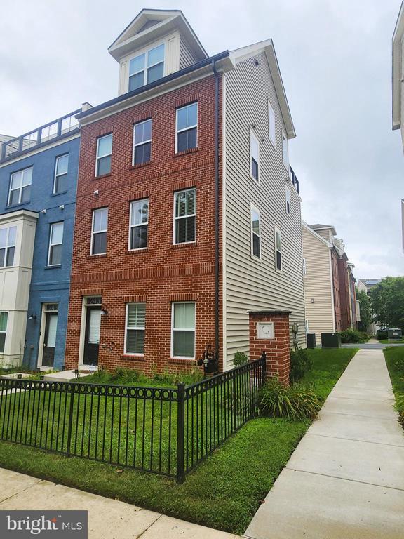 Building Photo - 2431 Glenallan Ave