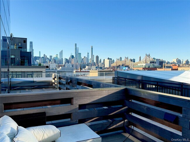 Building Photo - 3 Ct Square W